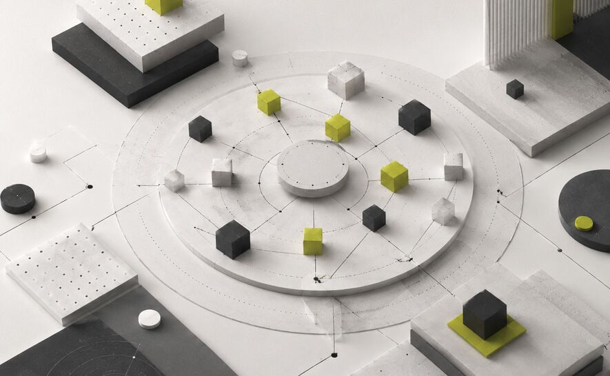 Abstraktes 3D-Workshopmotiv mit kreisförmiger Strategiefläche, verbundenen Modulen und geometrischen Elementen in Gelbgrün, Schwarz, Weiß und Grau.